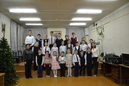 «С новым годом поздравляем, вместе дружно мы играем!»