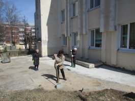 21 апреля в ЧДМШ №1 им. С.М.Максимова был проведён субботник