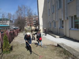 21 апреля в ЧДМШ №1 им. С.М.Максимова был проведён субботник
