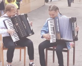 Ученики школы дали концерт на открытом воздухе