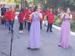 Ученики школы дали концерт на открытом воздухе