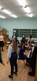 Состоялся открытый урок преподавателя ЧДМШ №1 им. С.М. Максимова по теме: «Использование элементов художественного движения по системе Л. Алексеевой на занятиях хора»