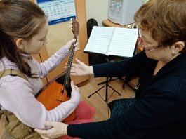 Преподаватель по классу балалайки, заслуженный работник культуры Чувашской Республики ЧДМШ №1 им. С.М. Максимова, поделилась современными методиками обучения со студенткой Чебоксарского музыкального училища им. Ф.П. Павлова