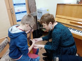 Преподаватель по классу балалайки, заслуженный работник культуры Чувашской Республики ЧДМШ №1 им. С.М. Максимова, поделилась современными методиками обучения со студенткой Чебоксарского музыкального училища им. Ф.П. Павлова