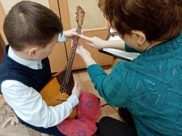 Преподаватель по классу балалайки, заслуженный работник культуры Чувашской Республики ЧДМШ №1 им. С.М. Максимова, поделилась современными методиками обучения со студенткой Чебоксарского музыкального училища им. Ф.П. Павлова