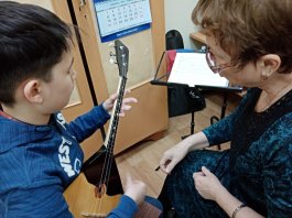 Преподаватель по классу балалайки, заслуженный работник культуры Чувашской Республики ЧДМШ №1 им. С.М. Максимова, поделилась современными методиками обучения со студенткой Чебоксарского музыкального училища им. Ф.П. Павлова