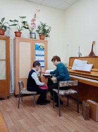 Преподаватель по классу балалайки, заслуженный работник культуры Чувашской Республики ЧДМШ №1 им. С.М. Максимова, поделилась современными методиками обучения со студенткой Чебоксарского музыкального училища им. Ф.П. Павлова
