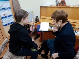 Преподаватель по классу балалайки, заслуженный работник культуры Чувашской Республики ЧДМШ №1 им. С.М. Максимова, поделилась современными методиками обучения со студенткой Чебоксарского музыкального училища им. Ф.П. Павлова