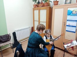 Преподаватель по классу балалайки, заслуженный работник культуры Чувашской Республики ЧДМШ №1 им. С.М. Максимова, поделилась современными методиками обучения со студенткой Чебоксарского музыкального училища им. Ф.П. Павлова