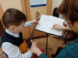 Преподаватель по классу балалайки, заслуженный работник культуры Чувашской Республики ЧДМШ №1 им. С.М. Максимова, поделилась современными методиками обучения со студенткой Чебоксарского музыкального училища им. Ф.П. Павлова