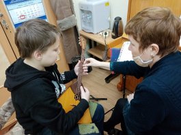 Преподаватель по классу балалайки, заслуженный работник культуры Чувашской Республики ЧДМШ №1 им. С.М. Максимова, поделилась современными методиками обучения со студенткой Чебоксарского музыкального училища им. Ф.П. Павлова