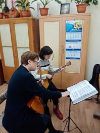 Преподаватель по классу балалайки, заслуженный работник культуры Чувашской Республики ЧДМШ №1 им. С.М. Максимова, поделилась современными методиками обучения со студенткой Чебоксарского музыкального училища им. Ф.П. Павлова
