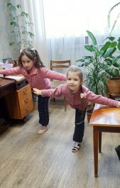 В классе преподавателя ЧДМШ №1 им. С.М.Максимова состоялся цикл тренингов, направленных на профилактику заболеваний позвоночника «Неделя здоровья»