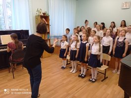 В ЧДМШ №1 им. С.М. Максимова состоялась творческая встреча победителей конкурса "Мы - дети Волги" с клубом бардовской песни "Живая струна"