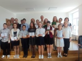 Церемония вручения свидетельств выпускников дополнительных общеразвивающих общеобразовательных программ в области музыкальных искусств