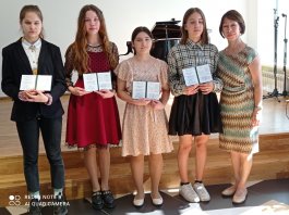 Церемония вручения свидетельств выпускников дополнительных общеразвивающих общеобразовательных программ в области музыкальных искусств