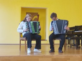Школьный конкурс ансамблей народных инструментов «Я играю с друзьями».