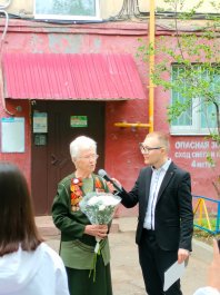 Воспитанники и преподаватели Чебоксарской детской музыкальной школы №1 им. С.М. Максимова поздравили вдову участника Великой Отечественной войны, труженика тыла Кузьмину Клавдию Авксентьевну.