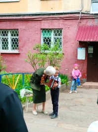 Воспитанники и преподаватели Чебоксарской детской музыкальной школы №1 им. С.М. Максимова поздравили вдову участника Великой Отечественной войны, труженика тыла Кузьмину Клавдию Авксентьевну.