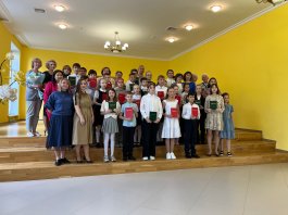 Торжественное вручение свидетельств об окончании музыкальной школы.