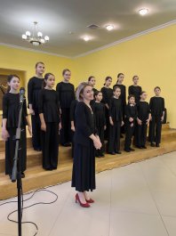В Большом зале нашей школы состоялась «Творческая встреча хоровых коллективов школы с участниками Клуба бардовской песни «Живая струна». 
