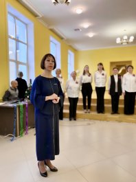 В Большом зале нашей школы состоялась «Творческая встреча хоровых коллективов школы с участниками Клуба бардовской песни «Живая струна». 
