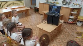 В МБДОУ  «Детский сад №13» состоялось прослушивание онлайн-концерта «Здравствуй ёлка, Новый год!».