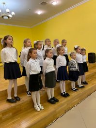 В завершении 2023 года в ЧДМШ №1 им. С.М. Максимова состоялся вокальный концерт «Новогодняя открытка».