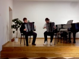 Подведены итоги школьного конкурса ансамблей народных инструментов «Я играю с друзьями»