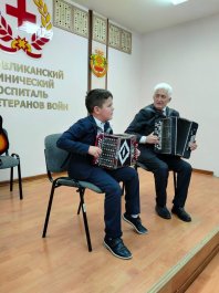 Юные музыканты Чебоксарской ДМШ №1 поздравили ветеранов боевых действий с Новым годом