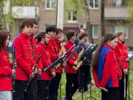 Музыкальный подарок для ветерана от юных музыкантов
