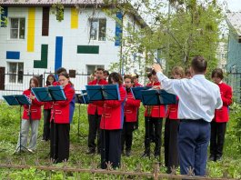 Музыкальный подарок для ветерана от юных музыкантов
