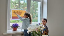 Ко Дню Республики окна музыкальной школы №1 украшены флагом Чувашии