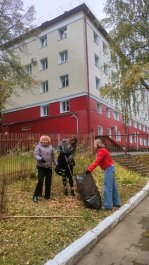 Педагоги школы начали проводить сезонную уборку на территории школы