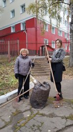 Педагоги школы начали проводить сезонную уборку на территории школы