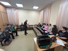Мост между школой и училищем: будущие музыканты посетили мастер-классы преподавателей музыкальной школы №1 им. С.М. Максимова.
