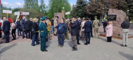 В День Победы преподаватели Чебоксарской детской музыкальной школы имени Степана Максимова возложили цветы к Монументу Воинской Славы. 