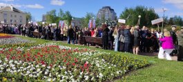 В День Победы преподаватели Чебоксарской детской музыкальной школы имени Степана Максимова возложили цветы к Монументу Воинской Славы. 