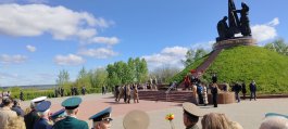 В День Победы преподаватели Чебоксарской детской музыкальной школы имени Степана Максимова возложили цветы к Монументу Воинской Славы. 