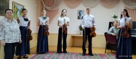 Яркое выступление ансамбля скрипачей в литературном музее.
